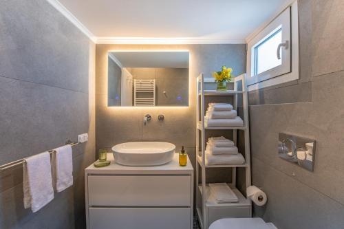 Artsy Spacious Cozy Apartment in Glyfada Center