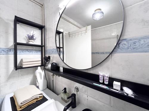 La salle de bains est pourvue d'un lavabo et d'un miroir. dans l'établissement Apartmani Jagić - Zagreb - Maksimir, à Zagreb