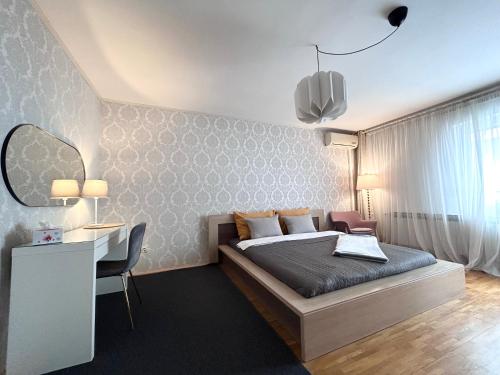 - une chambre avec un lit, un bureau et un miroir dans l'établissement Apartmani Jagić - Zagreb - Maksimir, à Zagreb