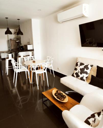 sala de estar con sofá blanco y mesa en Apto 2Habs 2baños Hermosa vista en Cartagena de Indias