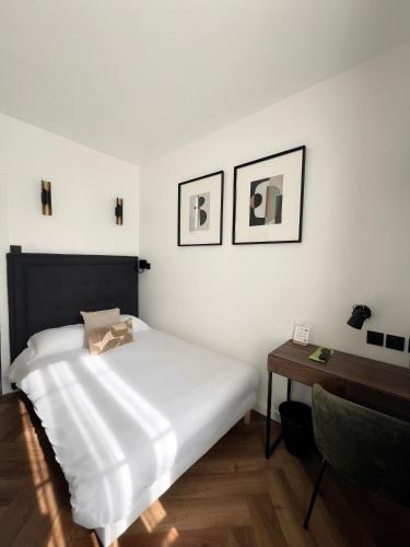 Кровать или кровати в номере Hôtel des Beaux Arts
