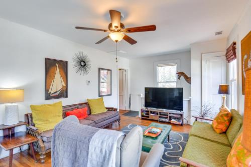 Χώρος καθιστικού στο Athens Apartment 2 Mi to University of Georgia!