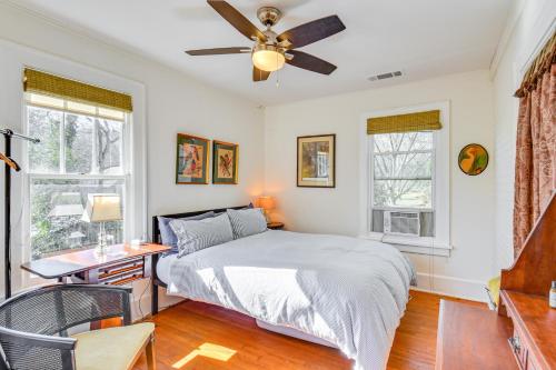 Ένα ή περισσότερα κρεβάτια σε δωμάτιο στο Athens Apartment 2 Mi to University of Georgia!