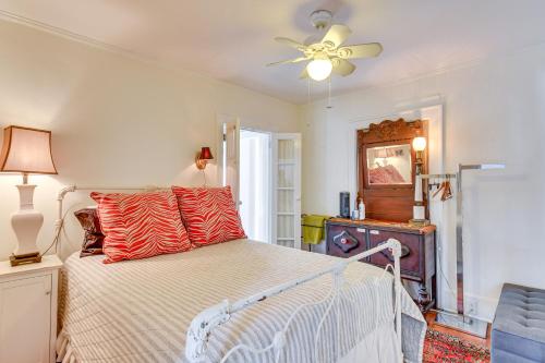 Ένα ή περισσότερα κρεβάτια σε δωμάτιο στο Athens Apartment 2 Mi to University of Georgia!