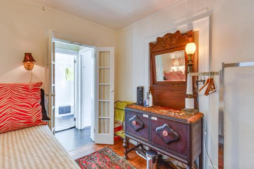 Ένα ή περισσότερα κρεβάτια σε δωμάτιο στο Athens Apartment 2 Mi to University of Georgia!