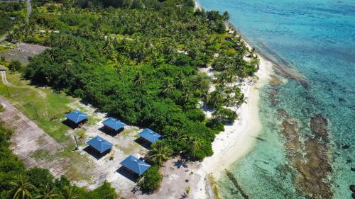 Parea的住宿－Parea Lodge Huahine Bungalow 1#MAHANA，海滩上的度假村的空中景致
