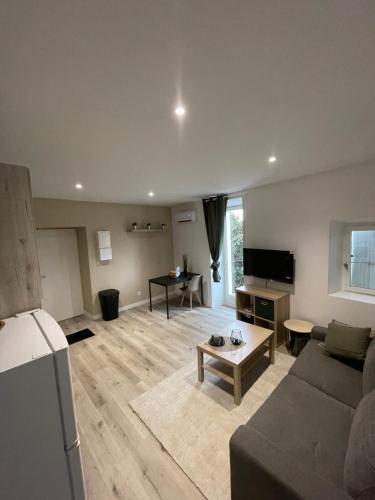 un salon avec un canapé et une table dans l'établissement Magnifique T2 entièrement rénové, à Le Teil