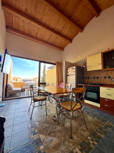 eine Küche mit einem Tisch und Stühlen im Zimmer in der Unterkunft Casa Melina in Marina di Ragusa