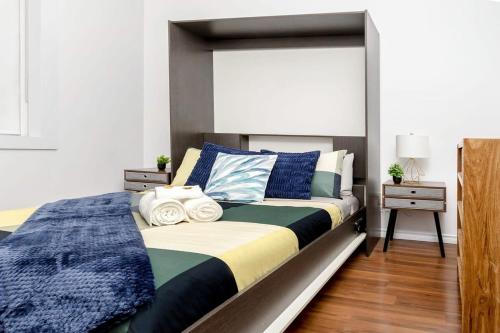 1 dormitorio con 1 cama grande con sábanas azules y amarillas en Great Kensington Market 2BR Apartment en Toronto