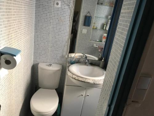 La petite salle de bains est pourvue de toilettes et d'un lavabo. dans l'établissement Casita bonita de pescador parking y sabanas en opción, à Almería