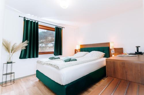 Llit o llits en una habitació de Hjelmeland Camping & Hostel Nøkling