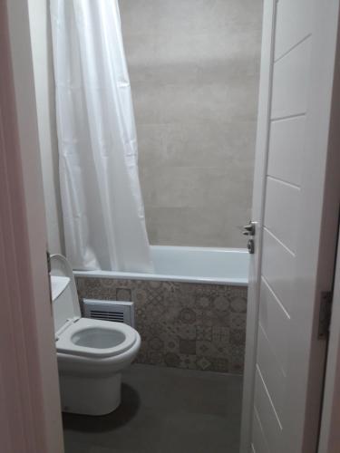 e bagno con servizi igienici e vasca. di Sweet 2 rooms accommodation a Birkhadem