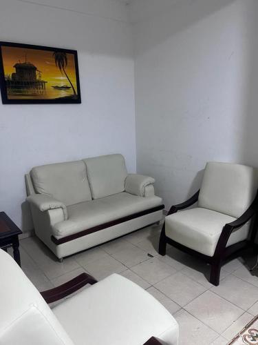 - un salon avec deux chaises et un canapé dans l'établissement Hotel Viva Villavicencio, à Villavicencio
