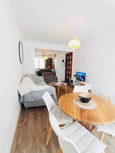 un salon avec une table et un lit dans l'établissement Joli T3 Cosy Netty proche Centre-Ville, à Sète
