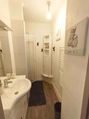 une salle de bain blanche avec un lavabo et des toilettes dans l'établissement Joli T3 Cosy Netty proche Centre-Ville, à Sète