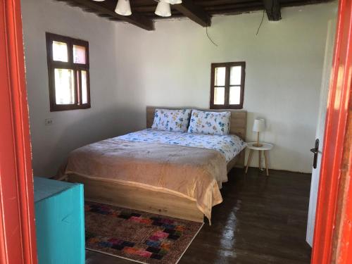 Casa Poca في بايا-سبري: غرفة نوم بسرير ونوافذ