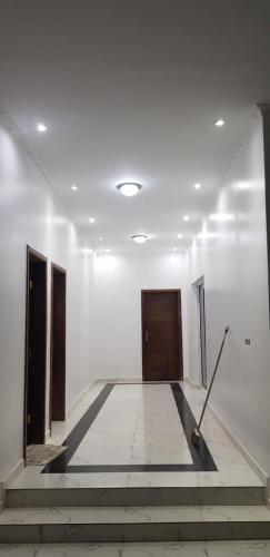 um corredor com portas e escadas num edifício em Guest House Meg Alfa em Luanda