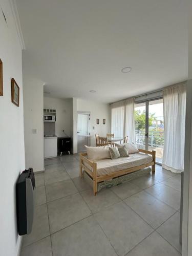 ein großes Wohnzimmer mit Couch und Küche in der Unterkunft departamento céntrico y moderno in Gualeguaychú