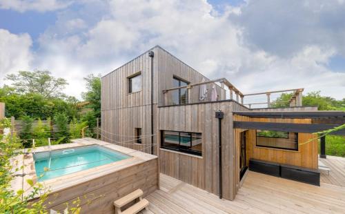 Magnifique villa bois à Lacanau port في لاكانو: منزل به مسبح وسطح