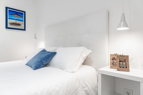 מיטה או מיטות בחדר ב-AndBnB I Apartamento Céntrico con Terraza y Parking Gratuito