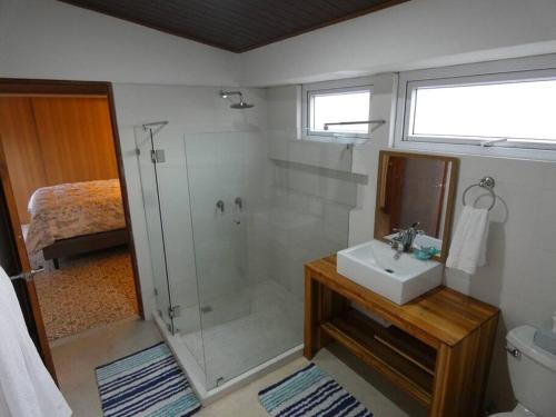 y baño con ducha y lavamanos. en Lilu Loft Turrialba en Turrialba
