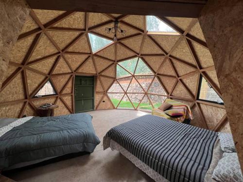 a room with a bed in a yurt with windows at Domos lujosos, completos y privados en Cusco in Calca