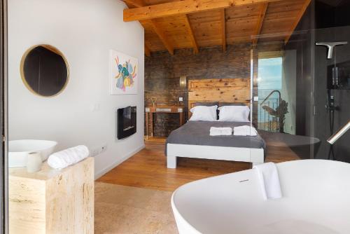 una camera con letto, vasca e lavandino di Old Town House by Real Vision a Funchal