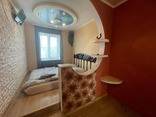 聶伯城的住宿－Гагарина Нагорка 2 кв，一间小卧室,配有床和窗户