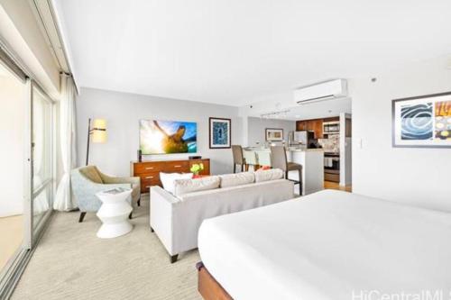 een woonkamer met witte meubels en een keuken bij Modern Luxury Large Studio in Honolulu