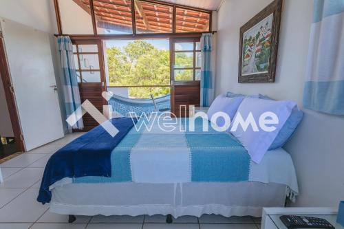Un dormitorio con una cama azul y blanca en una habitación en Casa com piscina a 5 min da praia em Alagoas en Barra de Santo Antônio