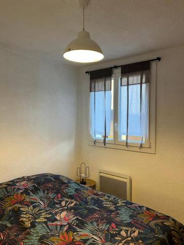 une chambre avec un lit et une fenêtre dans l'établissement Appartement moderne & chaleureux, à Gréoux-les-Bains
