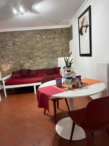 een woonkamer met een bank en een tafel bij Domus Isidis room camera singola con cucina in Benevento
