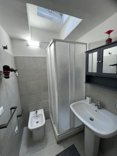 een badkamer met een wastafel, een douche en een toilet bij Domus Isidis room camera singola con cucina in Benevento