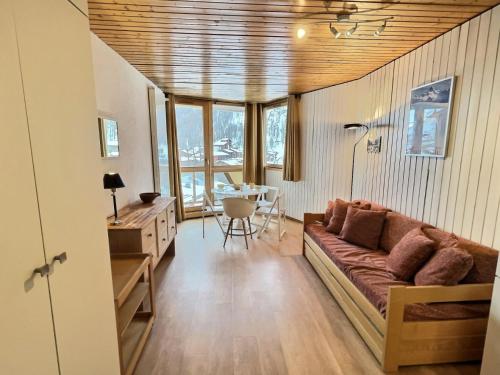 un salon avec un canapé et une table dans l'établissement Résidence Portillo - Charmant studio de 4 personnes avec vue imparable plein sud MAE-6014, à Val dʼIsère