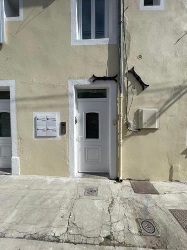 - un bâtiment avec une porte blanche et une fenêtre dans l'établissement Appartement(g)T2 bien aménagé !, à Le Teil