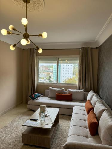 een woonkamer met een bank en een tafel bij Studio Plage Malabata tanger in Tanger