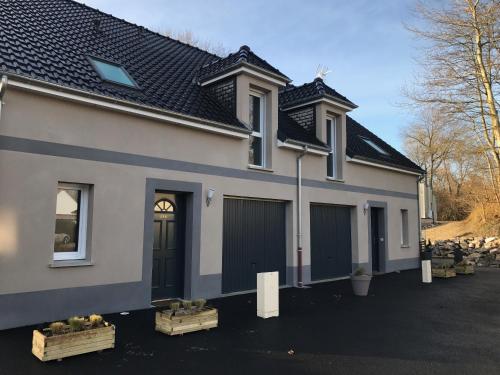 a white house with a black roof at Petale de Rose, Dunes 3 in Merlimont