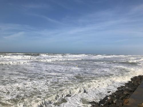 an ocean with waves crashing on the beach at Petale de Rose, Dunes 3 in Merlimont
