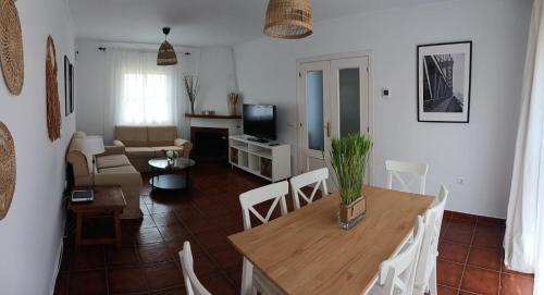 ベレス・マラガにあるCASA MARのテーブルとダイニングルームのあるリビングルーム