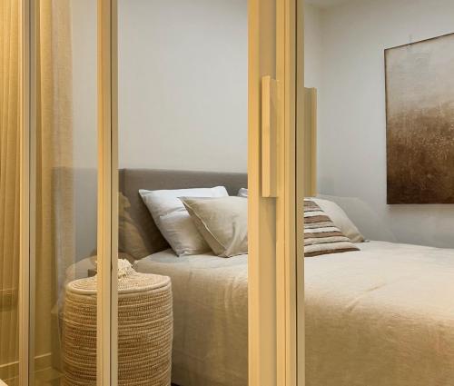 a mirror in a room with a bed and a bed sqor at Gezellig appartement Liva in Blankenberge