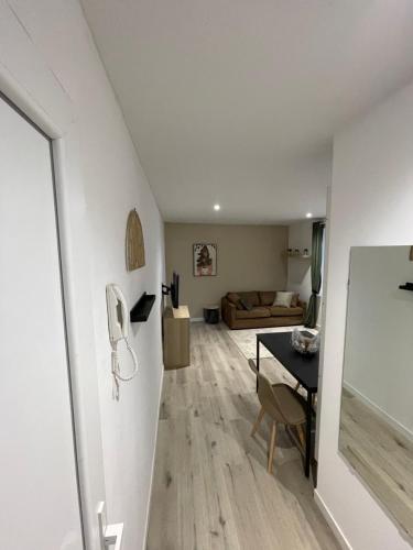 un salon avec une table et un canapé dans l'établissement Appartement(g)T2 bien aménagé !, à Le Teil