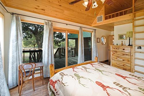 una camera con letto e vista su una terrazza di Bridgeview Lodge a Whitney