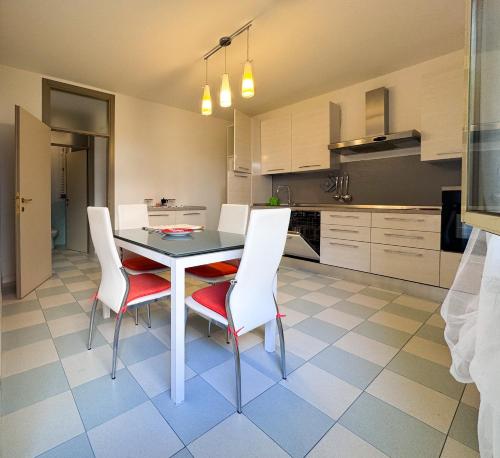 cocina con mesa y sillas en una habitación en Marina Beach Escape, en Marina di Ravenna