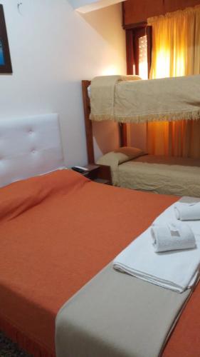 Bunk bed o mga bunk bed sa kuwarto sa Alas Hotel