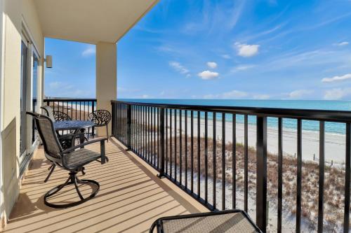 墨西哥比奇The Vue 2C by Pristine Properties Vacation Rentals的一个带桌椅的海景阳台