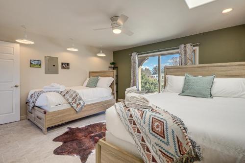 陶斯的住宿－Taos Home with Private Hot Tub, Sauna and Gas Grill!，一间卧室设有两张床和窗户。