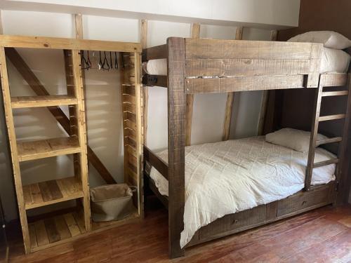 Ce dortoir comprend 2 lits superposés. dans l'établissement Casa Mayuwasi Cuzco - Valle Sagrado de los Incas, à Calca
