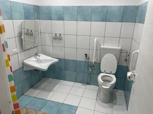 a bathroom with a toilet and a sink at Villaggio Camping La Scogliera in Ricadi