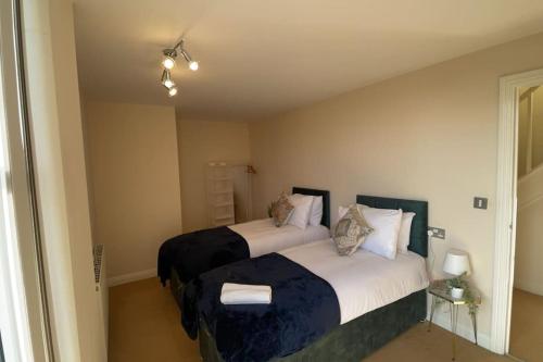 um quarto com duas camas num quarto em Free parking and wi-fi near city centre sleeps 6-8 em Leicester
