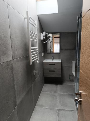 Bilik mandi di APARTAMENTOS CASA FREDI - Las LLaceries